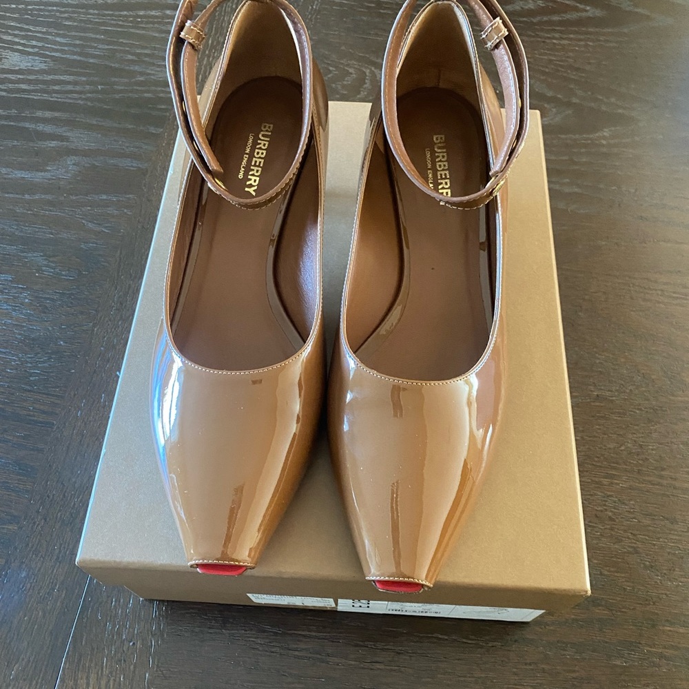 Burberry Woman’s Patent Leather Peep Toe Kitten Heel Pump Shoes US 10 Caramel.